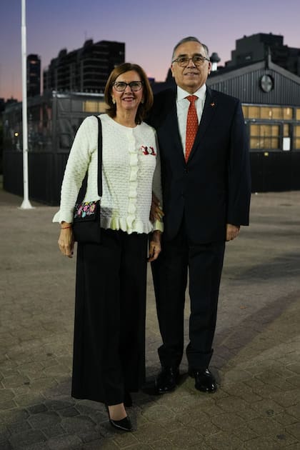 En esta edición 50 aniversario de la Feria del Libro, Perú es el país invitado de honor. El embajador del Perú, Carlos Alberto Chocano Burga y su esposa, Claudia María De Rossi de Chocano