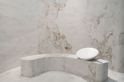 En esta edición, Michelangelo Mármores presentó “Sonidos del Silencio”, un espacio sensorial firmado por la arquitecta Juliana Medeiros, donde el mármol —incluido el clásico Branco Michelangelo y el nuevo Michelangelo Natura— se exhibió como materia viva y contemplativa.