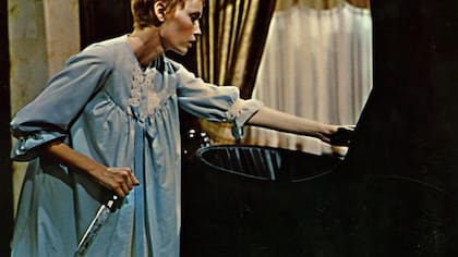 En esta escena la protagonista de 'La semilla del diablo' nos enseña a protegernos de un ser diábolico.
Foto: Paramount Pictures