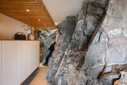 “En esta esquina de la cocina hice una lucera, porque si no todo el sector iba a quedar muy oscuro. Esa abertura da a un techo de vidrio que está sobre la cocina, y que incluso se puede abrir”.