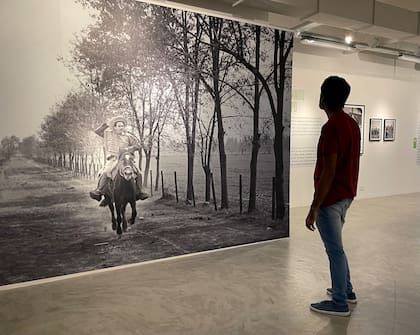 En esta exhibición, que hace su debut mundial en Buenos Aires, podrán descubrir a Walt como pocas veces lo hemos visto: relajado, informal y aventurero”, dice Becky Cline, directora de Archivos de Walt Disney