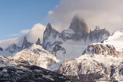 En esta experiencia, el lujo se mide en la conexión con el paisaje: aquí el Fitz Roy, con sus picos nevados y su presencia imponente, se convierte en el protagonista de cada amanecer