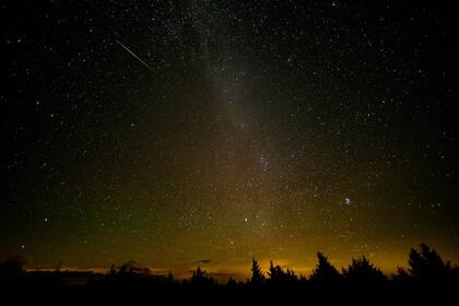 En esta exposición de 30 segundos, un meteoro cruza el cielo durante la lluvia anual de meteoros de las Perseidas el viernes 12 de agosto de 2016 en Spruce Knob, Virginia Occidental. NASA/Bill Ingalls