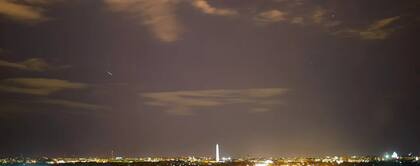 En esta exposición de diez segundos, un meteoro cruza el cielo sobre Washington, DC durante la lluvia de meteoros de las Perseidas de 2015. NASA/Joel Kowsky