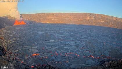 En esta foto aérea proporcionada por el Servicio Geológico de EEUU, se produce una erupción en la cima del volcán Kilauea, en Hawái, el lunes 23 de diciembre de 2024 (Foto, USGS vía AP)