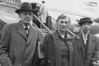 En esta foto de 1956, se observa a Cartwright, al extremo derecho, acompañada del Premio Nobel británico Edgar Adrian y su esposa, Hester, a punto de partir hacia Moscú, donde fueron invitados por la Academia de las Ciencias de la Unión Soviética