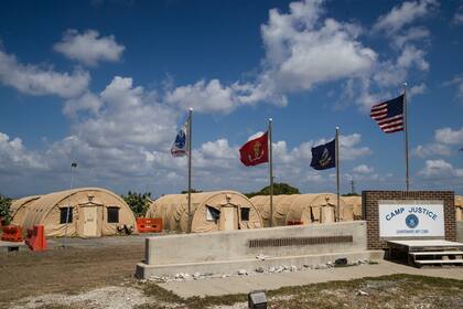 En esta foto de 2019, banderas ondean frente al Campamento Justicia en la Base de la Marina de Estados Unidos en la Bahía de Guantánamo