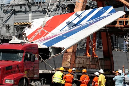 En esta foto de archivo de 2009 se ve a trabajadores descargando escombros pertenecientes al vuelo accidentado AF447 de Air France