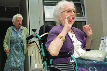 En esta foto de archivo de agosto de 2003, dos ancianas de un geriátrico en La Muette, en París, se quejan del calor