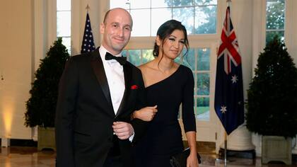 En esta foto de archivo del 20 de septiembre de 2019, el asesor principal del presidente Donald Trump en la Casa Blanca, Stephen Miller (izquierda), y Katie Miller llegan a una cena de estado en la Casa Blanca