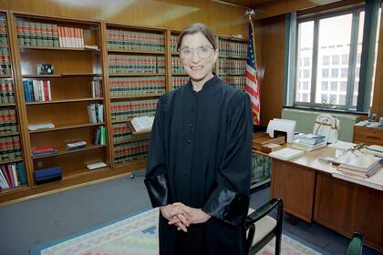 Una imagen de RBG cuando asumió en la Corte Suprema, en 1993
