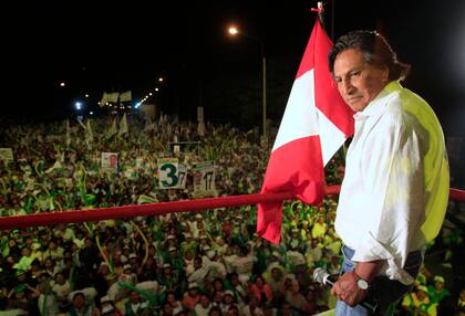En esta foto de archivo del 7 de abril de 2011, el entonces candidato presidencial Alejandro Toledo participa en un acto de campaña en Lima, Perú. 