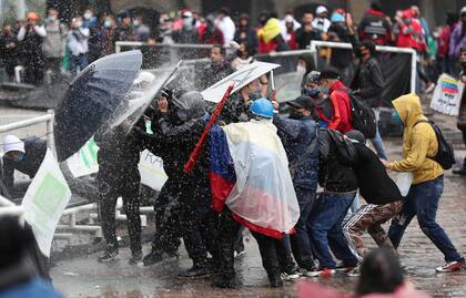 En esta foto de archivo del miércoles 5 de mayo del 2021, manifestantes antigubernamentales chocan con la policía en Bogotá, Colombia.
