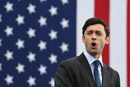 En esta foto de archivo, el candidato demócrata al Senado Jon Ossoff habla durante un mitin de campaña en Atlanta, Georgia, el 15 de diciembre de 2020