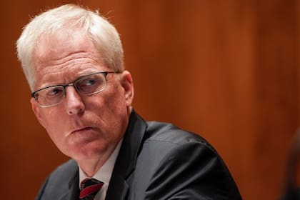 En esta foto de archivo, el director del Centro Nacional de Contraterrorismo, Christopher Miller, testifica ante una audiencia del Comité de Asuntos Gubernamentales y Seguridad Nacional del Senado sobre "Amenazas a la Patria" en Capitol Hill en Washington, DC, el 24 de septiembre de 2020