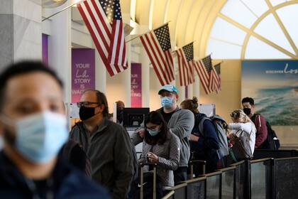 En esta foto de archivo, los viajeros esperan en fila para ingresar a un punto de control de la Administración de Seguridad del Transporte en el Aeropuerto Internacional de Los Ángeles antes de las vacaciones de Acción de Gracias, el 25 de noviembre de 2020