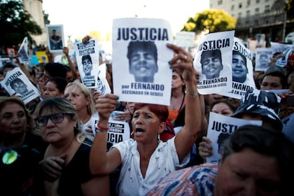 En esta foto de archivo, personas sostienen carteles del difunto Fernando Báez Sosa con el mensaje: "Justicia por Fernando, asesinado en Gesell" durante una protesta frente al Congreso un mes después de la muerte del joven de 18 años en Buenos Aires, Argentina, el 18 de febrero. 2020. (Foto AP/Natacha Pisarenko, Archivo)