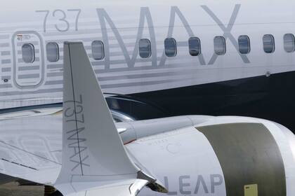 En esta foto de archivo, se muestra un avión 737 MAX en la pista con su ala distintiva y motores de bajo consumo de combustible fuera de la fábrica de la compañía el 11 de marzo de 2019 en Renton, Washington