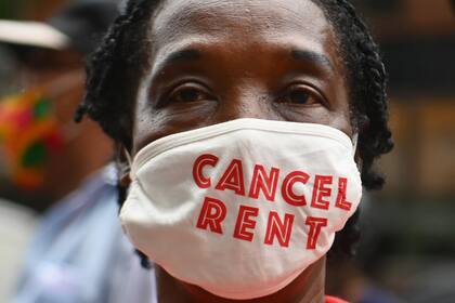 En esta foto de archivo tomada el 1 de septiembre de 2020, las personas protestan contra las fuerzas del orden que sacan por la fuerza a las personas de sus hogares en la ciudad de Nueva York
