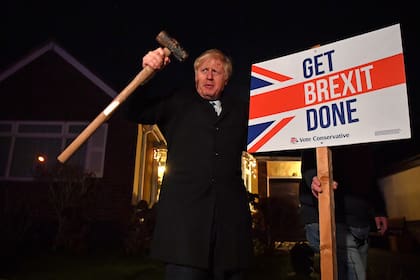 En esta foto de archivo tomada el 11 de diciembre de 2019, el primer ministro británico y líder del partido conservador, Boris Johnson, posa después de clavar un letrero de Get Brexit Done