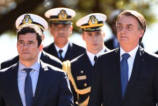 En esta foto de archivo tomada el 11 de junio de 2019, el presidente brasileño, Jair Bolsonaro y su ministro de Justicia, Sergio Moro, llegan a la sede de la Infantería de Marina de Brasil en Brasilia