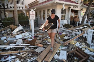 En esta foto de archivo tomada el 13 de octubre de 2018, Brandy Jessen recupera las pertenencias de la casa de su madre dañada por el huracán Michael, en la playa de México, Florida