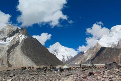 En esta foto de archivo, tomada el 14 de agosto de 2019, los porteadores instalaron carpas en el campamento de Concordia frente a la cumbre K2 (C) en la cordillera Karakoram de la región montañosa del norte de Gilgit en Pakistán.