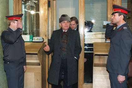 En esta foto de archivo tomada el 14 de enero de 1992, el ex presidente soviético Mijail Gorbachov ingresa al instituto que lleva su nombre, la Fundación Gorbachov, en Moscú