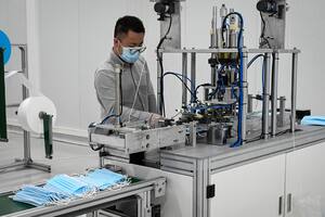 En esta foto de archivo tomada el 14 de mayo de 2020, un trabajador trabaja en una máquina en una fábrica de mascarillas protectoras en Le Blanc-Mesnil, al norte de París