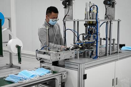 En esta foto de archivo tomada el 14 de mayo de 2020, un trabajador trabaja en una máquina en una fábrica de mascarillas protectoras en Le Blanc-Mesnil, al norte de París