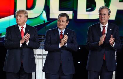 En esta foto de archivo tomada el 15 de diciembre de 2015, los candidatos republicanos presidenciales Donald Trump, Ted Cruz y Jeb Bush aplauden antes del inicio del debate presidencial republicano