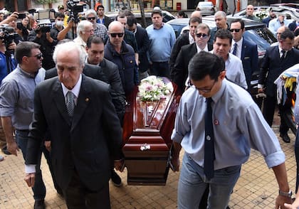 En esta foto de archivo tomada el 15 de mayo de 2022 El padre del fiscal antidrogas paraguayo Marcelo Pecci, Francisco Pecci, lleva su féretro junto a otros familiares y amigos, antes de una misa en la iglesia de San José antes de su funeral, en Asunción