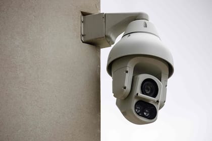En esta foto de archivo tomada el 16 de agosto de 2019, se ve una cámara CCTV Avigilon en una pared en Kings Cross, Londres