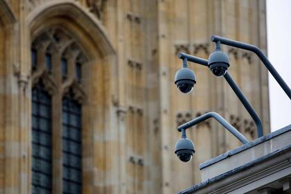 En esta foto de archivo tomada el 16 de agosto de 2019, las cámaras de CCTV funcionan afuera del parlamento en Londres