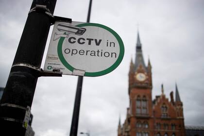 En esta foto de archivo tomada el 16 de agosto de 2019, un letrero informa que las cámaras de CCTV están en funcionamiento en Kings Cross, Londres
