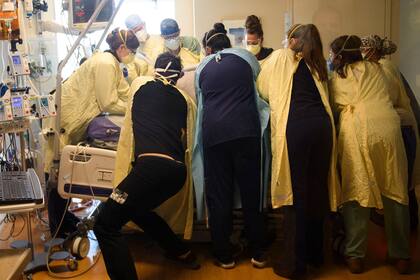 En esta foto de archivo tomada el 16 de diciembre de 2020, un equipo de trabajadores de la salud usan equipo de protección personal mientras ponen a un paciente boca abajo en la unidad de cuidados intensivos (UCI) en Renown Regional Medical Center en Reno, Nevada