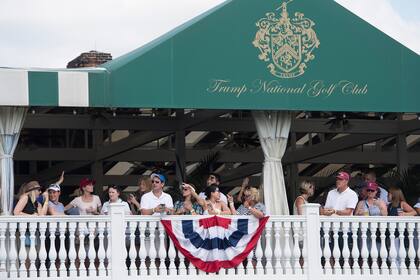 En esta foto de archivo tomada el 16 de julio de 2017, la gente observa cómo el presidente de Estados Unidos, Donald Trump, llega al 72° Campeonato Abierto de Golf Femenino de Estados Unidos en el Trump National Golf Course en Bedminster, Nueva Jersey