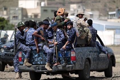 En esta foto de archivo tomada el 17 de septiembre de 2019, las fuerzas policiales chiítas hutíes yemeníes se sientan en la parte trasera de un vehículo militar en la capital, Sanaa, durante una protesta contra la intervención saudí en su país