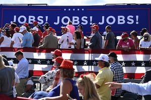 En esta foto de archivo tomada el 17 de agosto de 2020, los partidarios escuchan mientras el presidente de los Estados Unidos, Donald Trump, habla sobre la economía en un aeropuerto en Oshkosh, Wisconsin