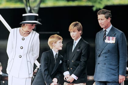  En esta foto de archivo tomada el 19 de agosto de 1995, el príncipe Carlos, la princesa Diana y sus hijos Guillermo y Harry observan el desfile desde una tarima en el centro comercial como parte de las conmemoraciones del Día de los Veteranos de Guerra. 