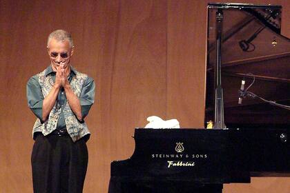 En esta foto de archivo tomada el 19 de julio de 2006, Jarrett aplaude a sus fans al final de un concierto de jazz "Piano solo" en el teatro La Fenice de Venecia como parte del evento Veneto Jazz 2006; la relación con su público es fundamental para el músico