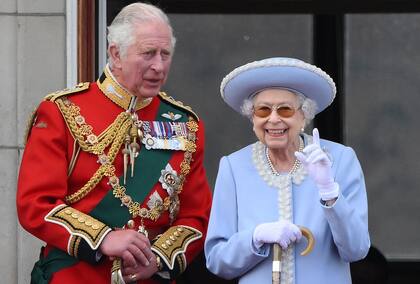 En esta foto de archivo tomada el 2 de junio de 2022, la reina Isabel II de Gran Bretaña se encuentra con el príncipe Carlos de Gran Bretaña, príncipe de Gales para ver un flypast especial desde el balcón del Palacio de Buckingham después del desfile del cumpleaños de la reina, el Trooping the Colour, como parte de las celebraciones del jubileo de platino de la reina Isabel II, en Londres.
