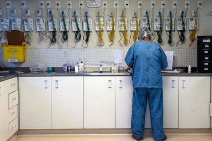 En esta foto de archivo tomada el 20 de abril de 2020, un trabajador de la salud con un traje de protección revisa los ventiladores de la unidad de cuidados intensivos, donde se trata a los pacientes infectados por Covid-19, en el hospital Emilio Ribas en Sao Paulo, Brasil
