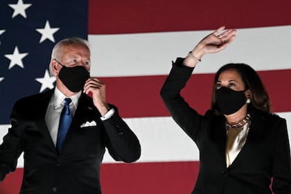 En esta foto de archivo tomada el 20 de agosto de 2020, Joe Biden y la senadora de California y la candidata demócrata a la vicepresidencia Kamala Harris saludan a sus partidarios fuera del Chase Center en Wilmington, Delaware