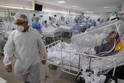 En esta foto de archivo tomada el 20 de mayo de 2020, los trabajadores de la salud y los pacientes permanecen en la Unidad de Cuidados Intensivos por Covid-19 del Hospital Gilberto Novaes en Manaos, Brasil