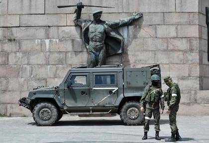 En esta foto de archivo tomada el 20 de mayo de 2022, militares rusos patrullan en el monumento de la Llama Eterna en Kherson, en medio de la actual acción militar rusa en Ucrania. 