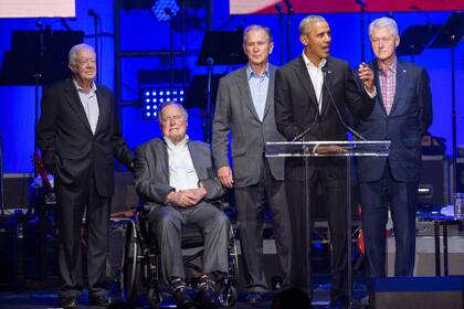En esta foto de archivo tomada el 21 de octubre de 2017, los ex presidentes de Estados Unidos, Jimmy Carter, George H. W. Bush, George W. Bush, Barack Obama y Bill Clinton asisten al concierto de alivio de huracanes en College Station, Texas