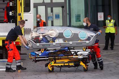 En esta foto de archivo tomada el 22 de agosto de 2020, el personal de emergencia del ejército alemán carga en su ambulancia la camilla que se utilizó para transportar a la figura de la oposición rusa Alexei Navalny en el hospital Charite de Berlín