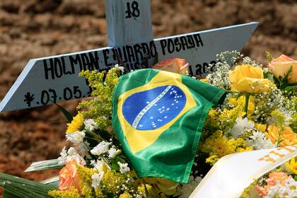 En esta foto de archivo tomada el 22 de enero de 2021, se ve la tumba de una víctima del Covid-19 con la bandera brasileña en el cementerio de Nossa Senhora Aparecida en Manaos