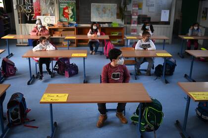 En esta foto de archivo tomada el 22 de febrero de 2021, los niños usan máscaras faciales mientras asisten a la escuela primaria de Petri en Dortmund, Alemania occidental, en medio de la nueva pandemia del coronavirus